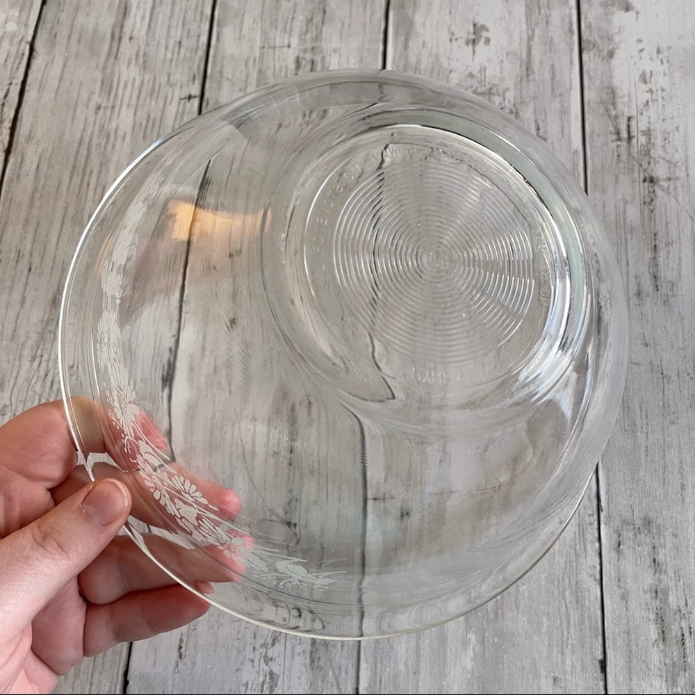 PREOWNED VINTAGE PYREX CLEAR FLORAL MIXING BOWL 1.5L GLASS - Picture 4 of 8